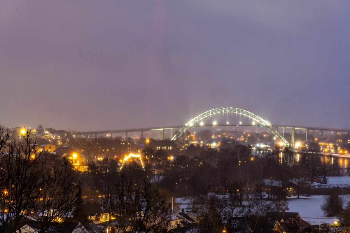 Zoomet utsikt mot Fredrikstadbrua. Galleribilde