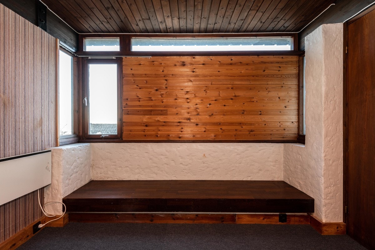 Innenfor arbeidsplassen i peisestuen er det inngang til soverom nr. 3. Galleribilde