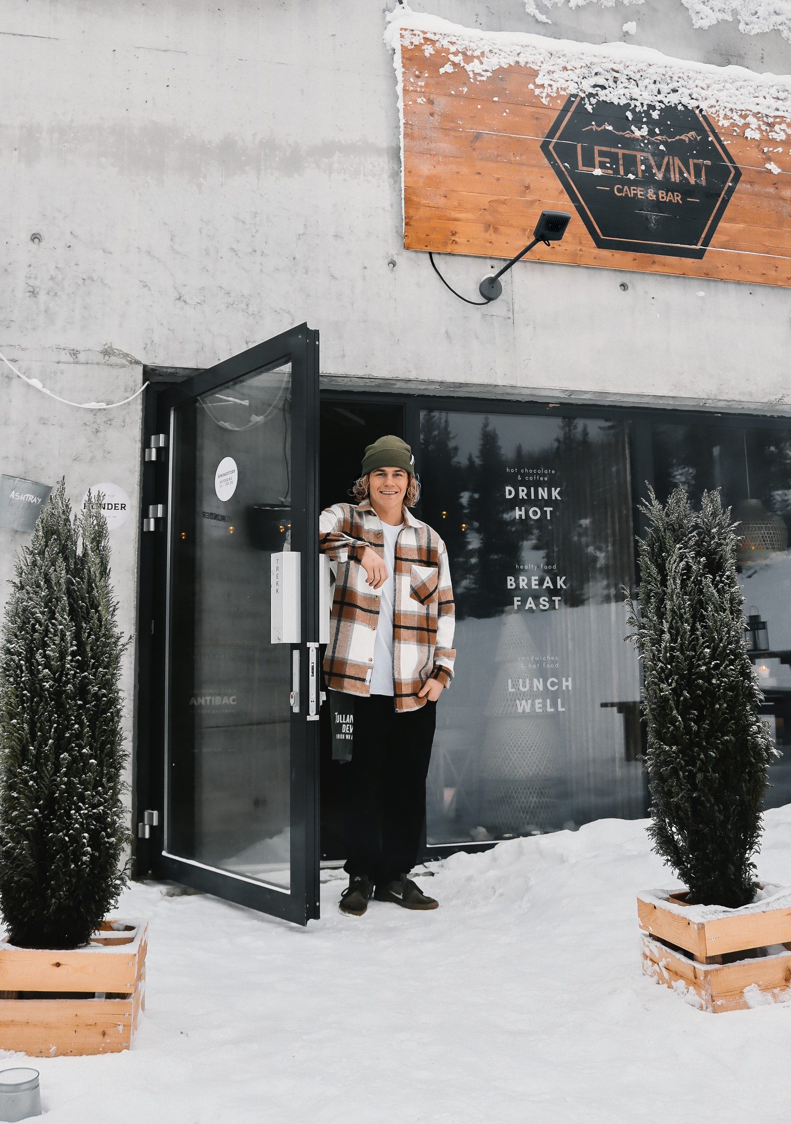 Simen, Lettvint Bar & Cafe Galleribilde