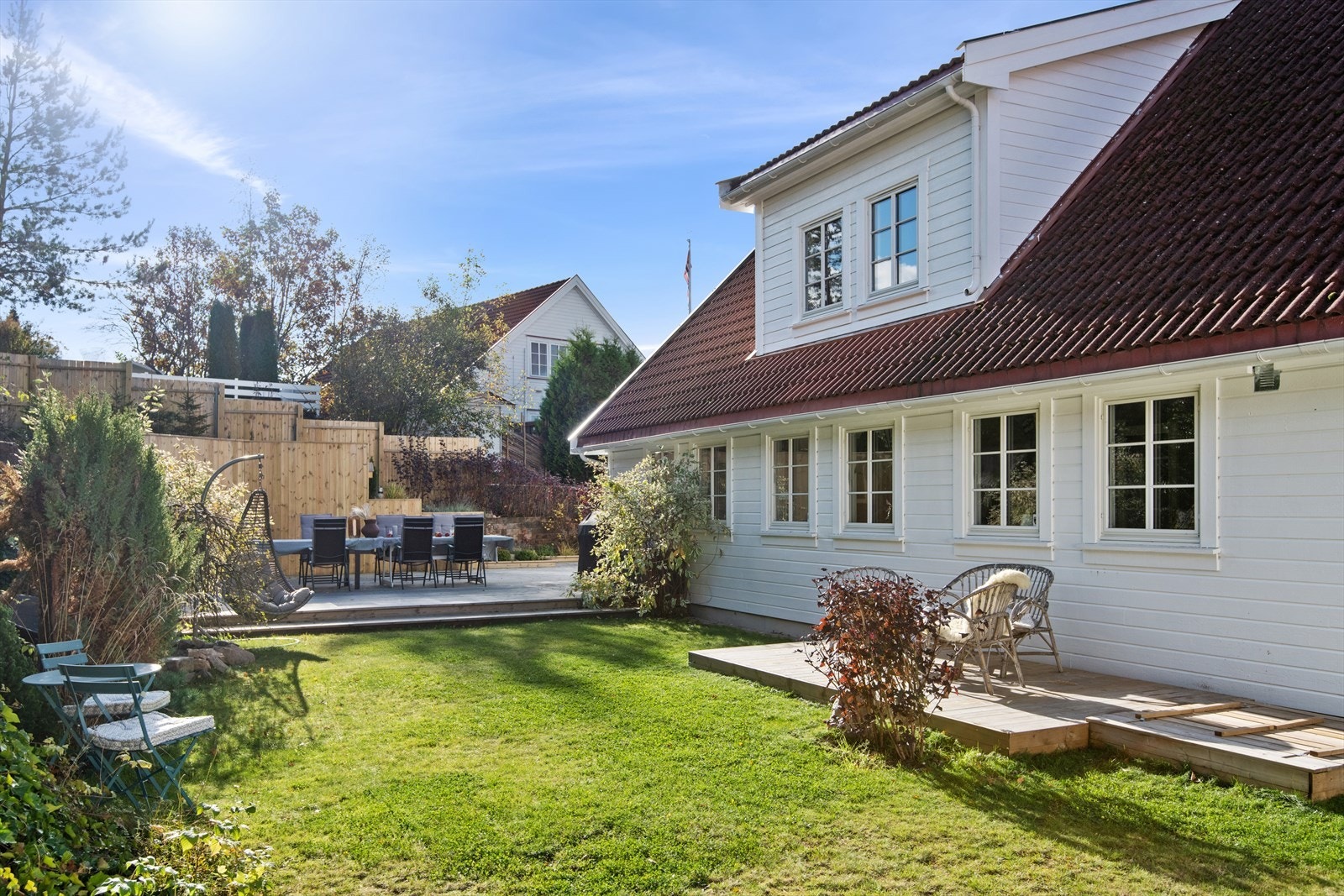 Hage med plass til beplanting og lek Galleribilde