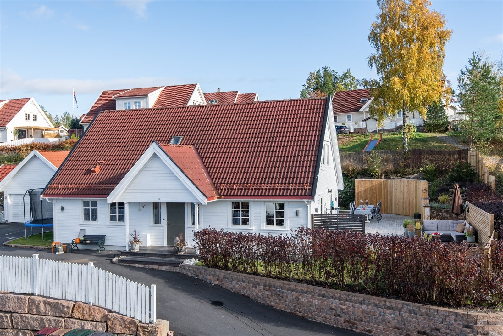 Afaltert gårdsplass med plass til flere biler Galleribilde