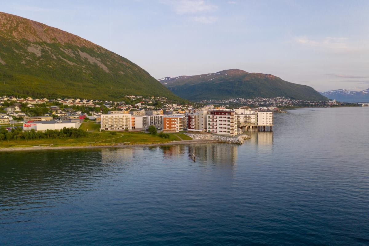 Tomasjord kan by på to dagligvarebutikker, treningsenter, pizzeria, strand, skole, barnehage og gode bussforbindelser til sentrum og UNN/UIT
