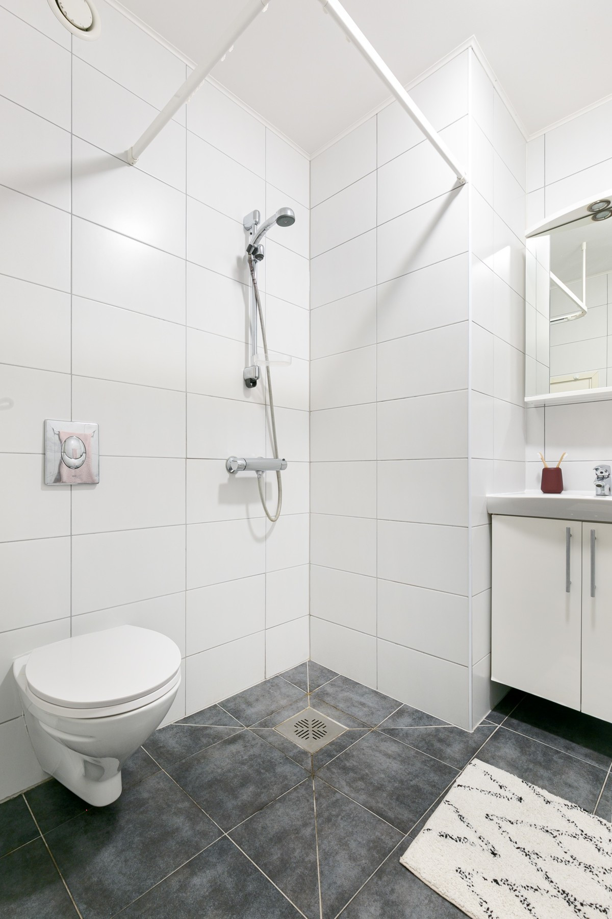 Bilde tatt fra tilsvarende leilighet/ Badet er komplett flislagt og med varme i gulv