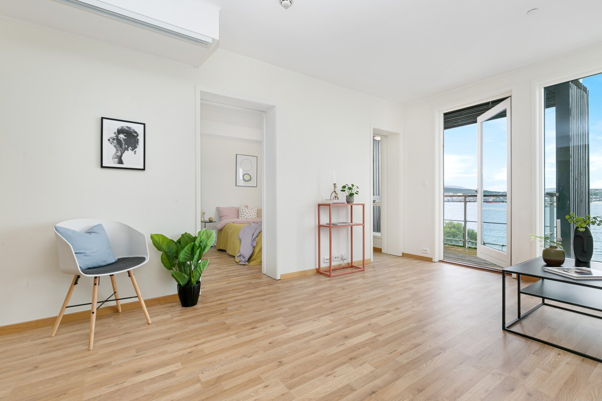 Utgang til nordvestvendt terrasse fra stue