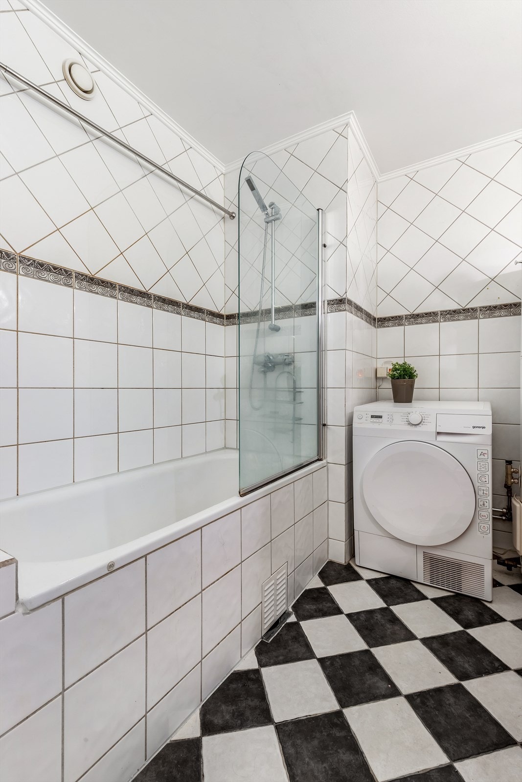 - Pent bad/wc, flislagt i tidløs stil med badekar og varmekabler i gulvet - Galleribilde