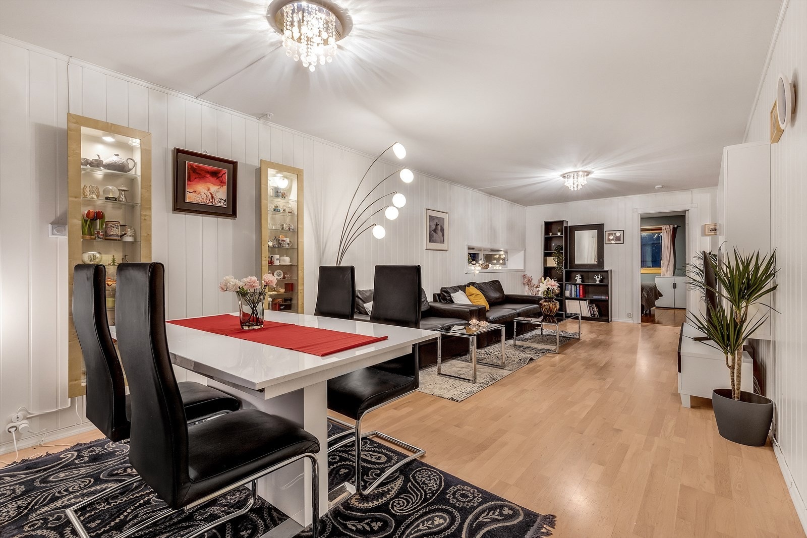 - Meget romslig og lys stue - Galleribilde