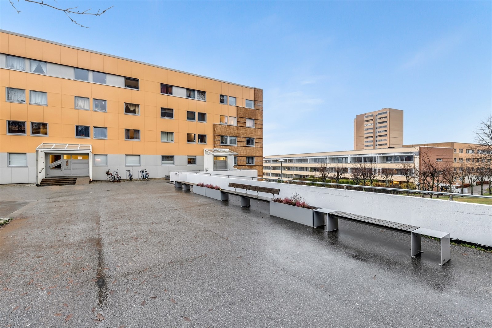 - Tomten er ryddig og pent opparbeidet med hyggelige tun og store grøntområder mellom bygningene - Galleribilde