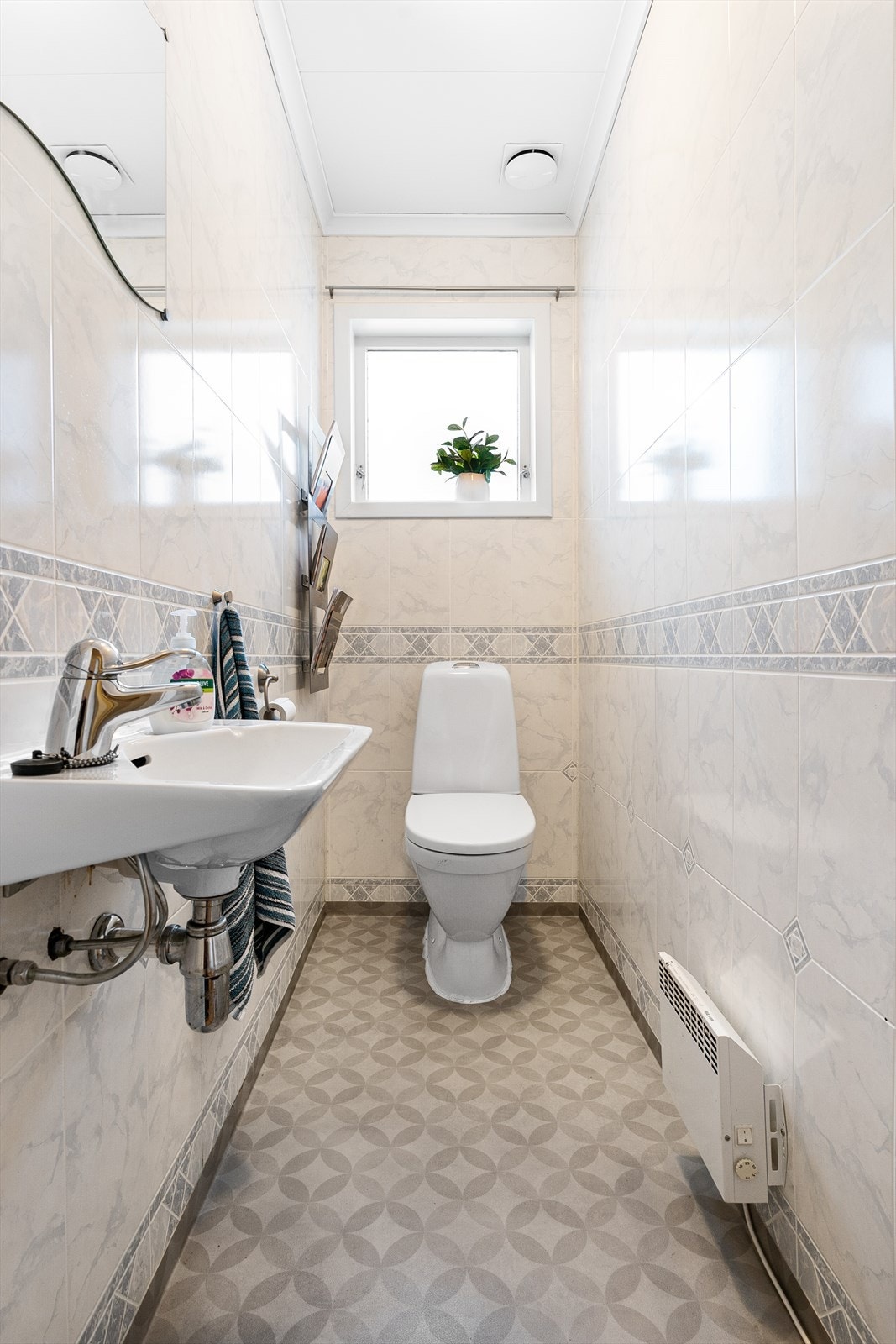 DSC02868I tillegg til badet er det et eget gjestetoalett. På gjestetoalettet ble det i 2020 lagt nytt gulvbelegg og satt inn nytt toalett. Galleribilde