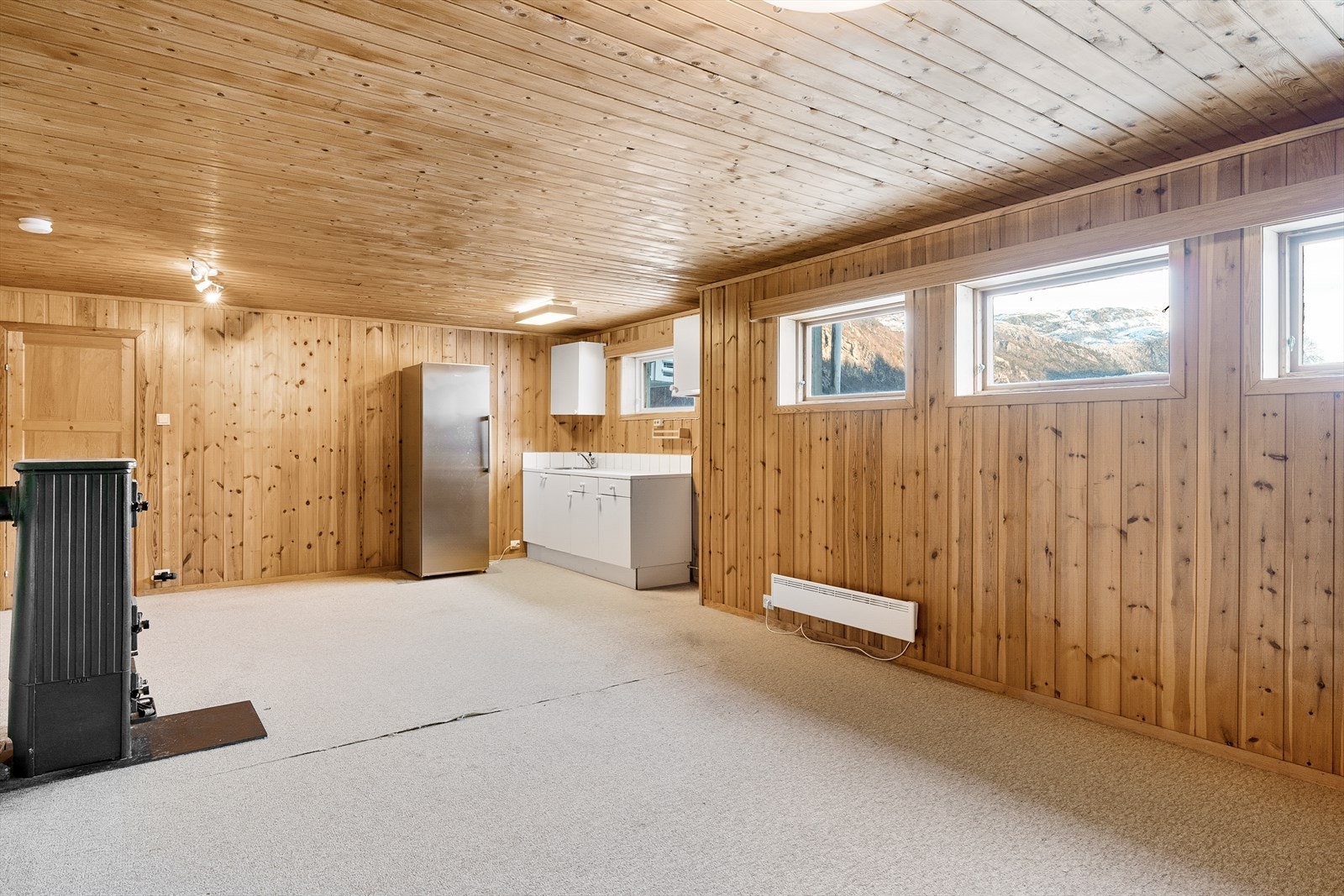 Her er det satt inn et hybelkjøkken og rommet passer ypperlig til ungdommen i hus! Galleribilde