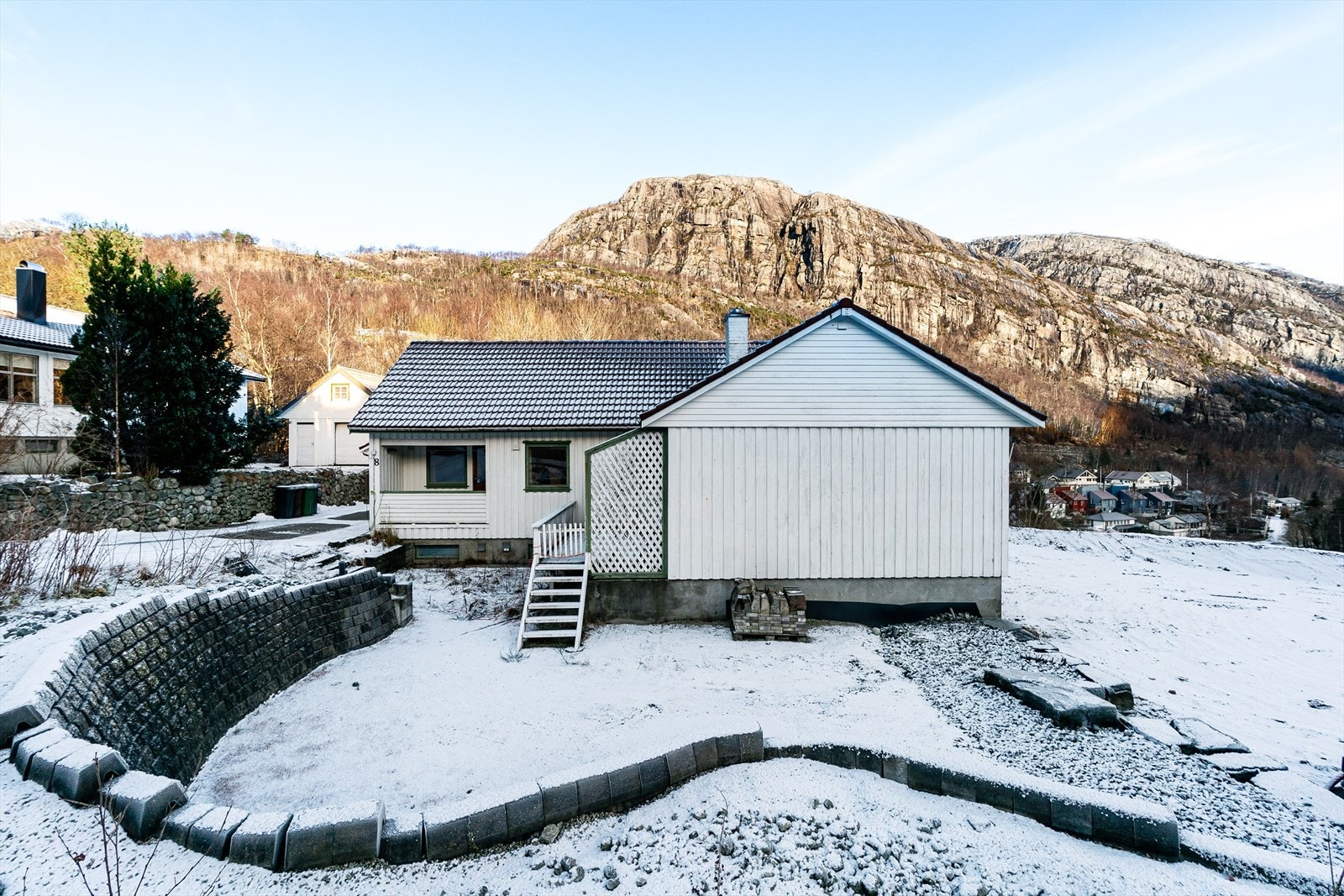 Eiendommen har en stor tomt med gode solforhold Galleribilde