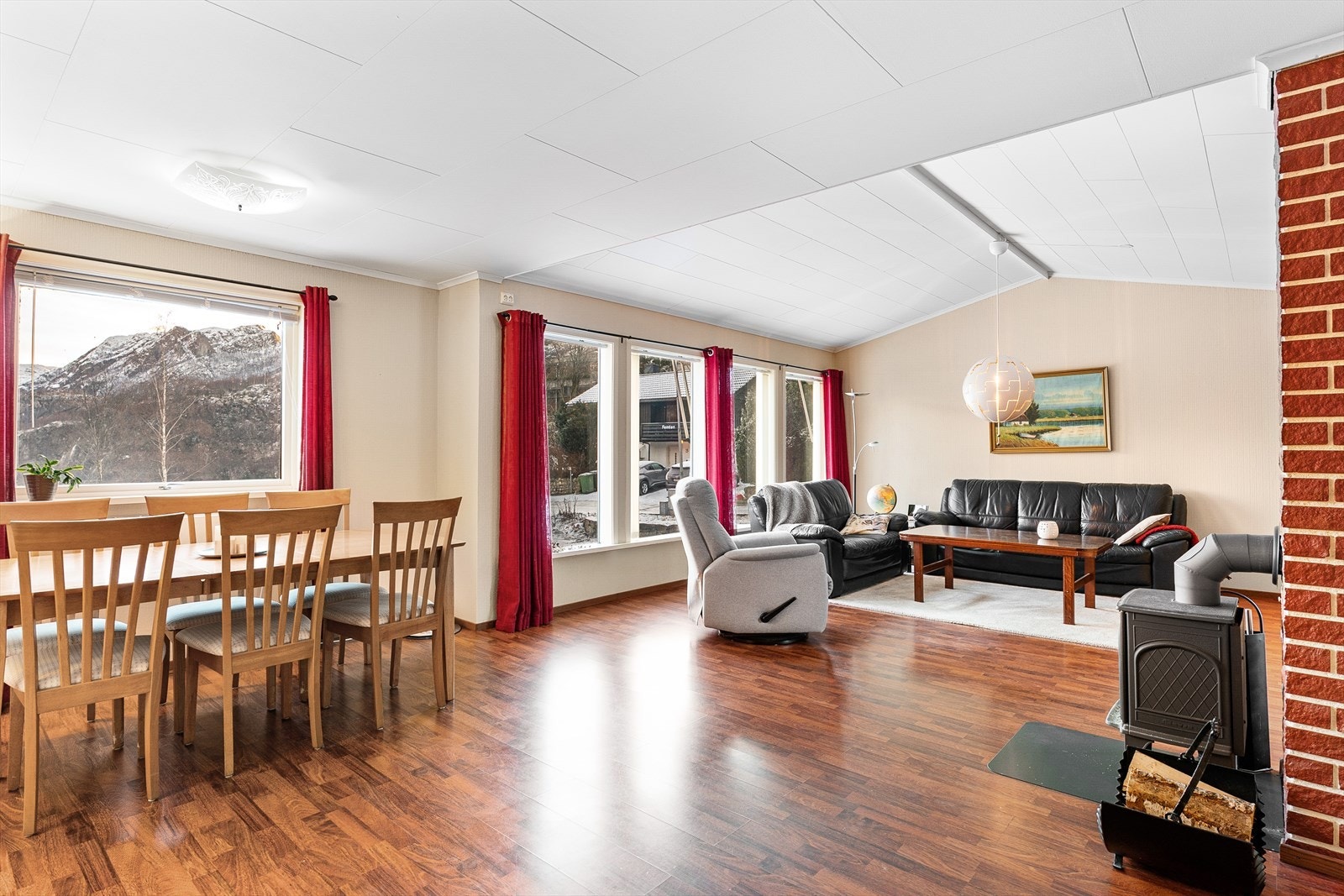 Boligen har stort sett standard fra byggeår, hvor oppussing må påregnes. Galleribilde