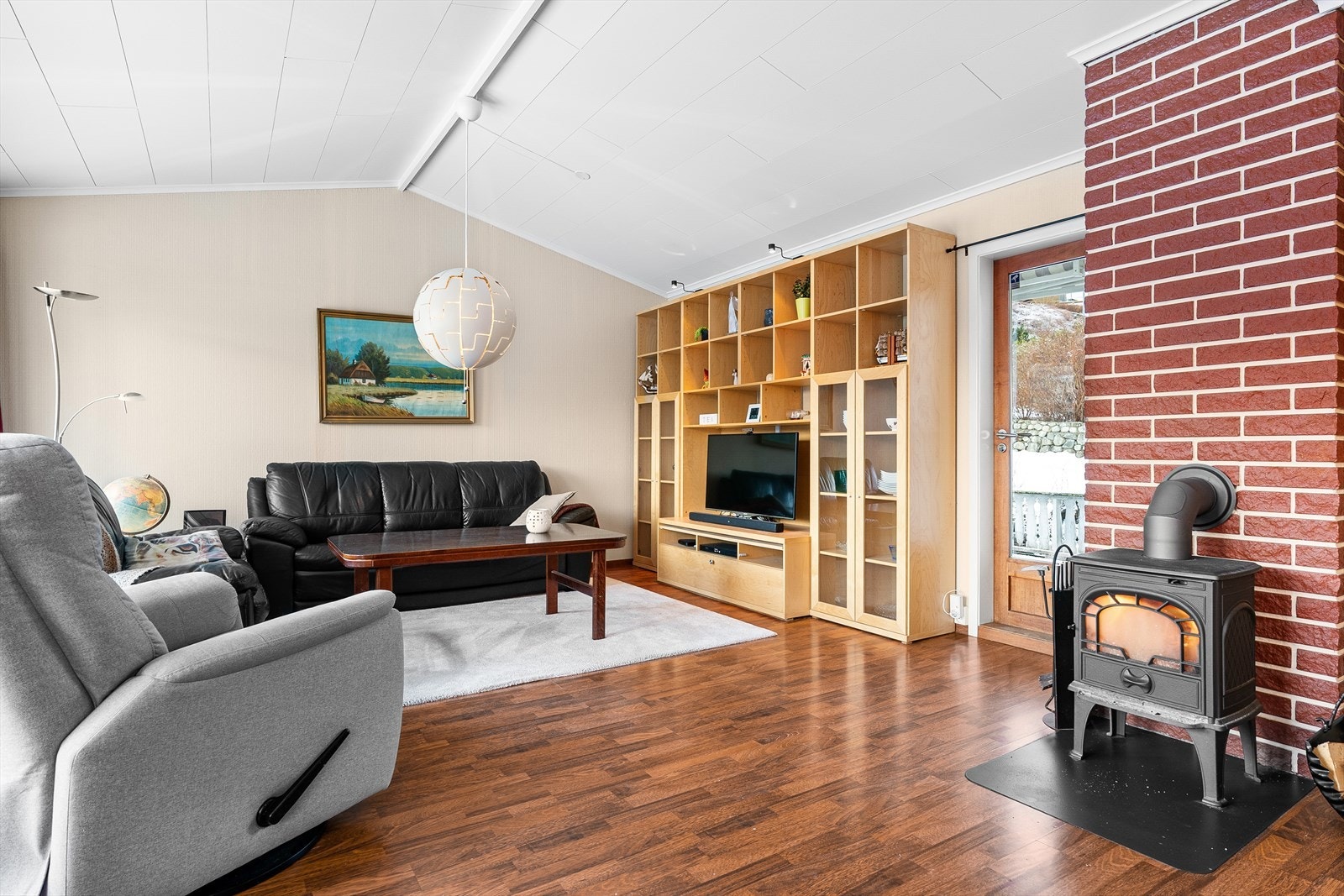 Kjøkken og stue er i den ene delen av boligen, og soverommene er tilbaketrukket i den andre delen. Galleribilde