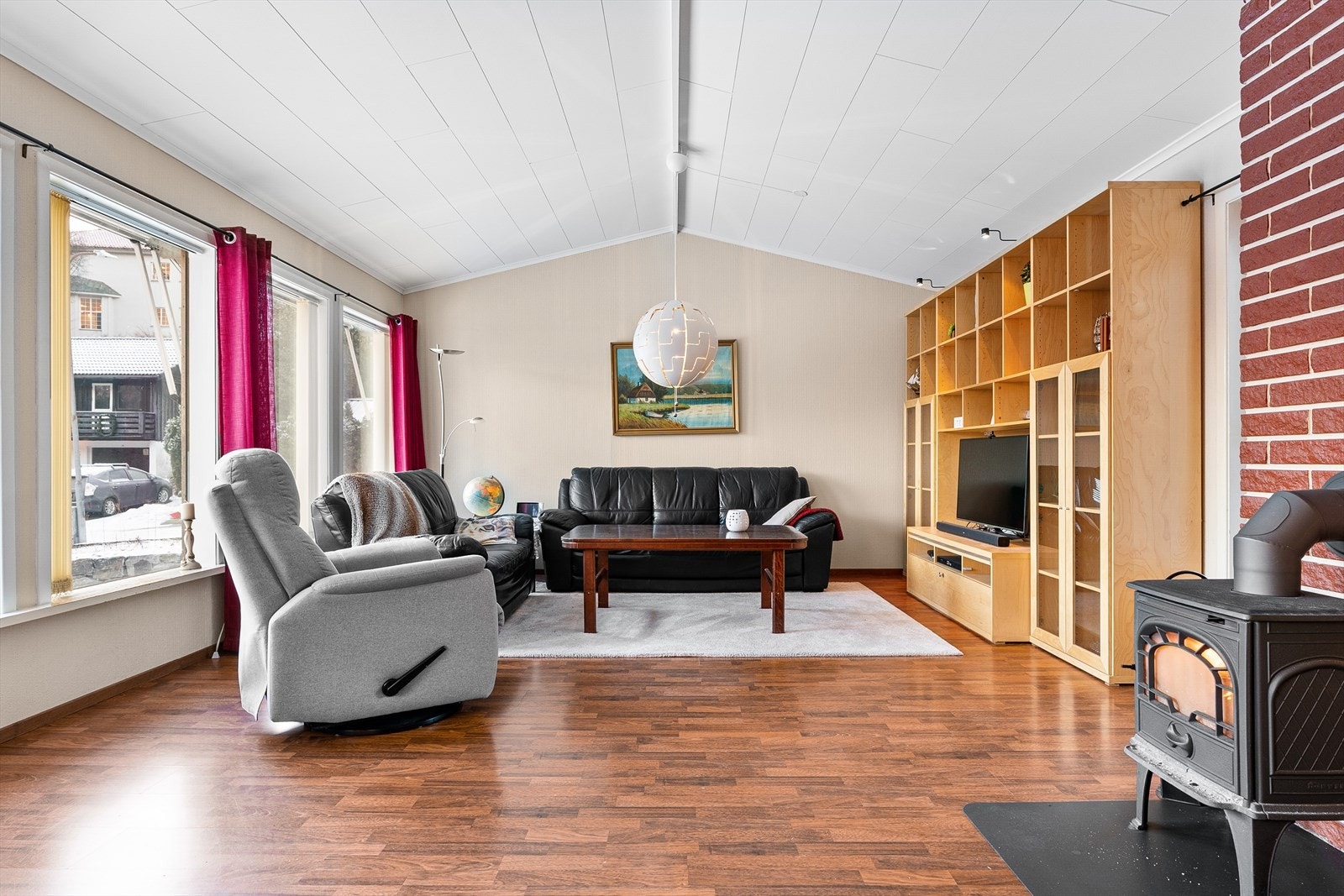 Praktisk med alt på ett plan, i tillegg til delvis innredet kjeller og loft. Galleribilde