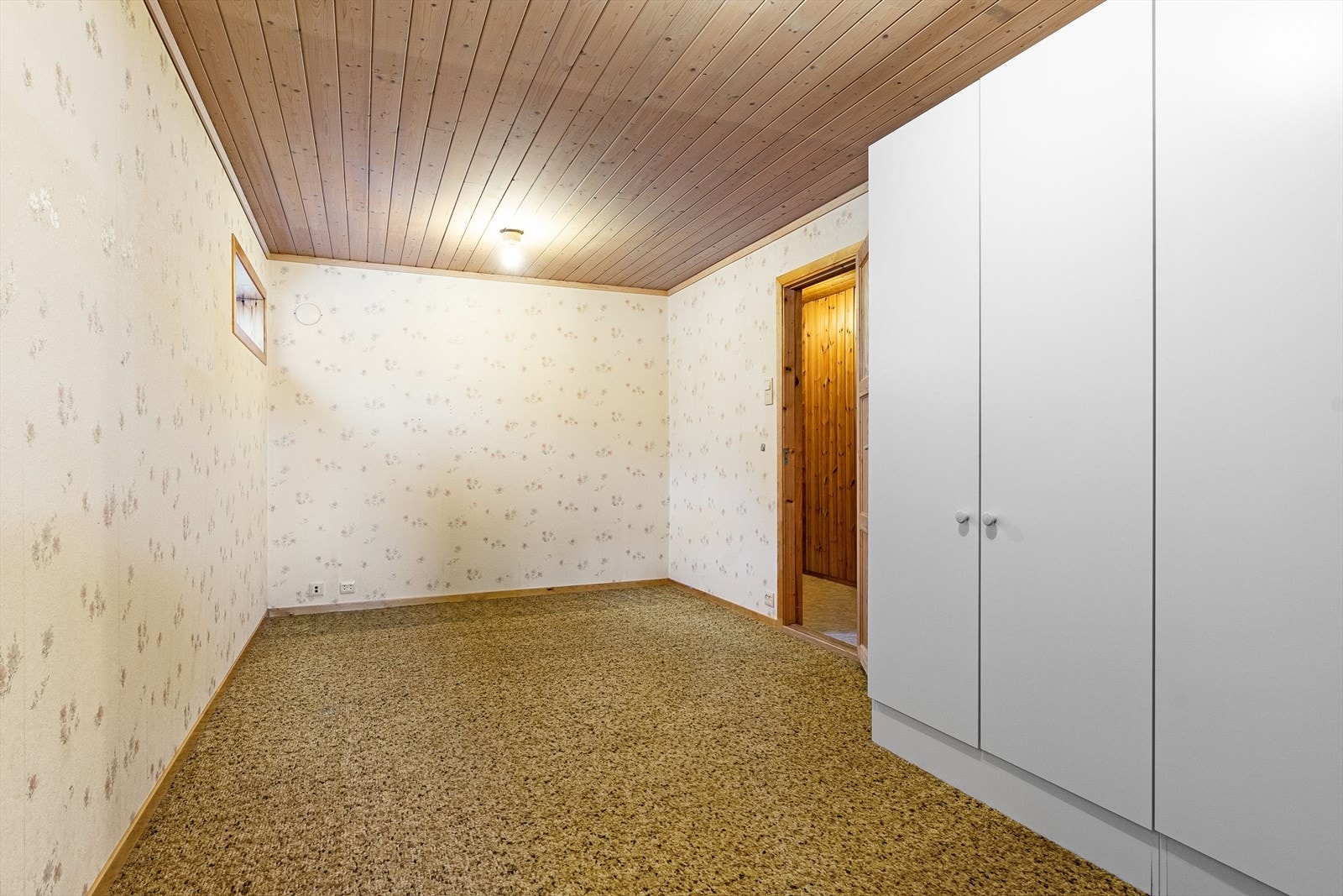 Innredet rom i kjelleren som har vært benyttet som soverom. Galleribilde