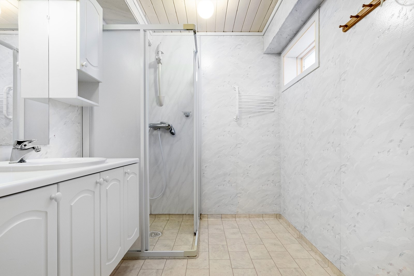 Toalett, dusj og stor baderomsinnredning Galleribilde