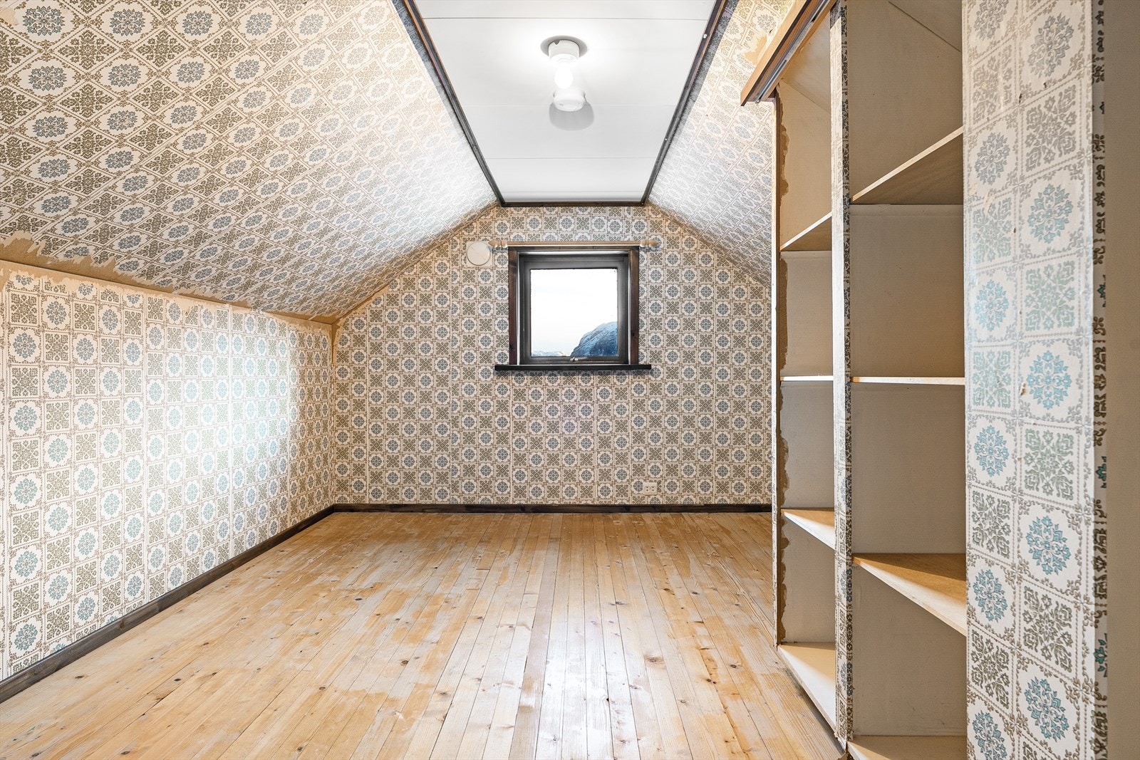 Rom innredet loft som har vært benyttet til soverom. Galleribilde