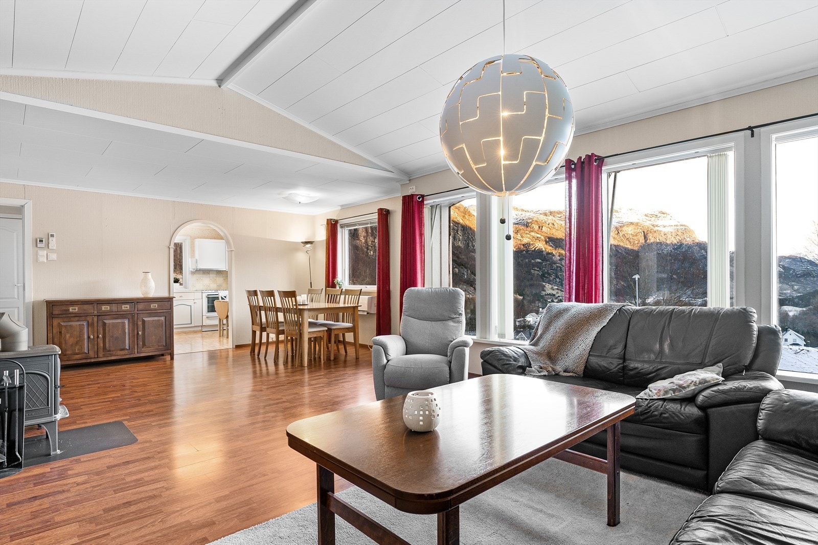 Tilkomst fra gang til romslig stue med gode vindusflater ut mot den nydelige naturen i Oltedal. Galleribilde