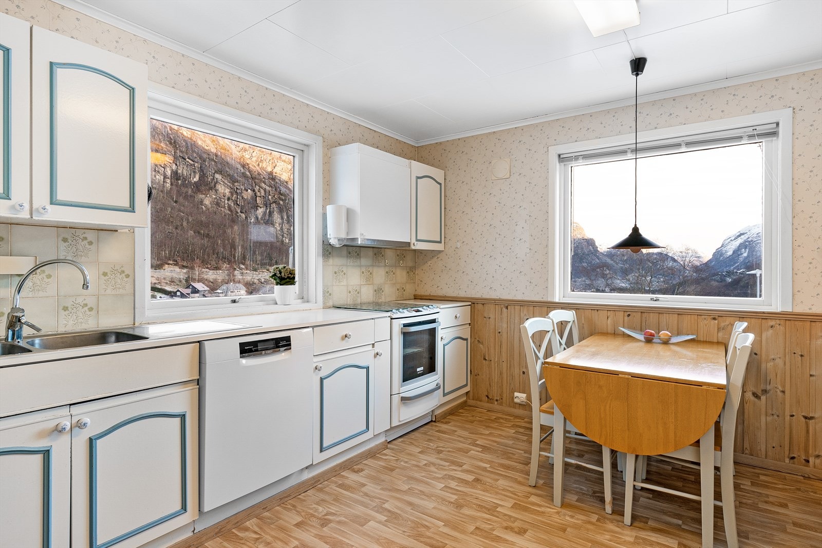 Kjøkkeninnredning fra byggeår med god skap- og benkeplass. Galleribilde