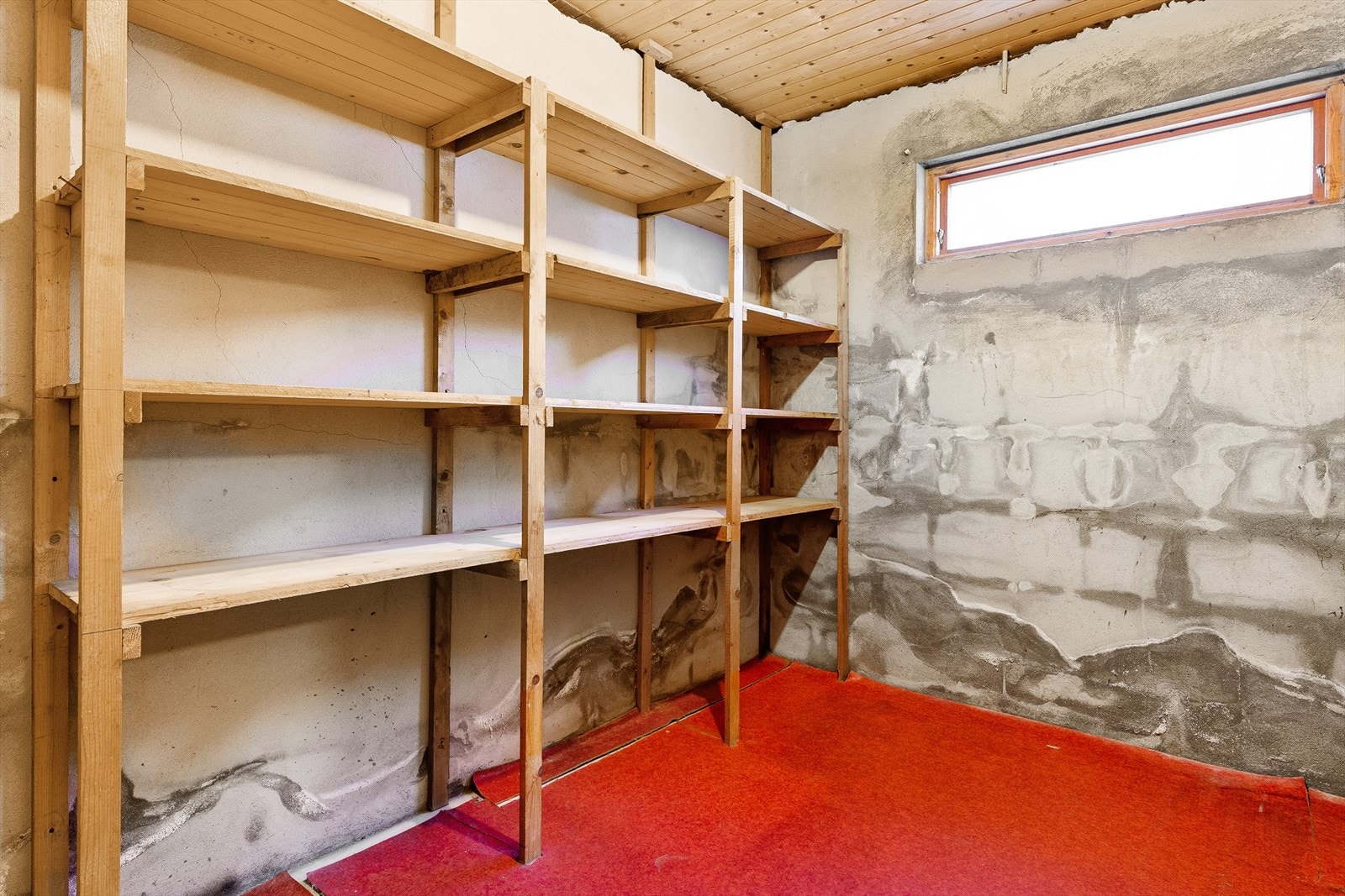 I kjelleren og på loft er det gode lagringsmuligheter. Galleribilde