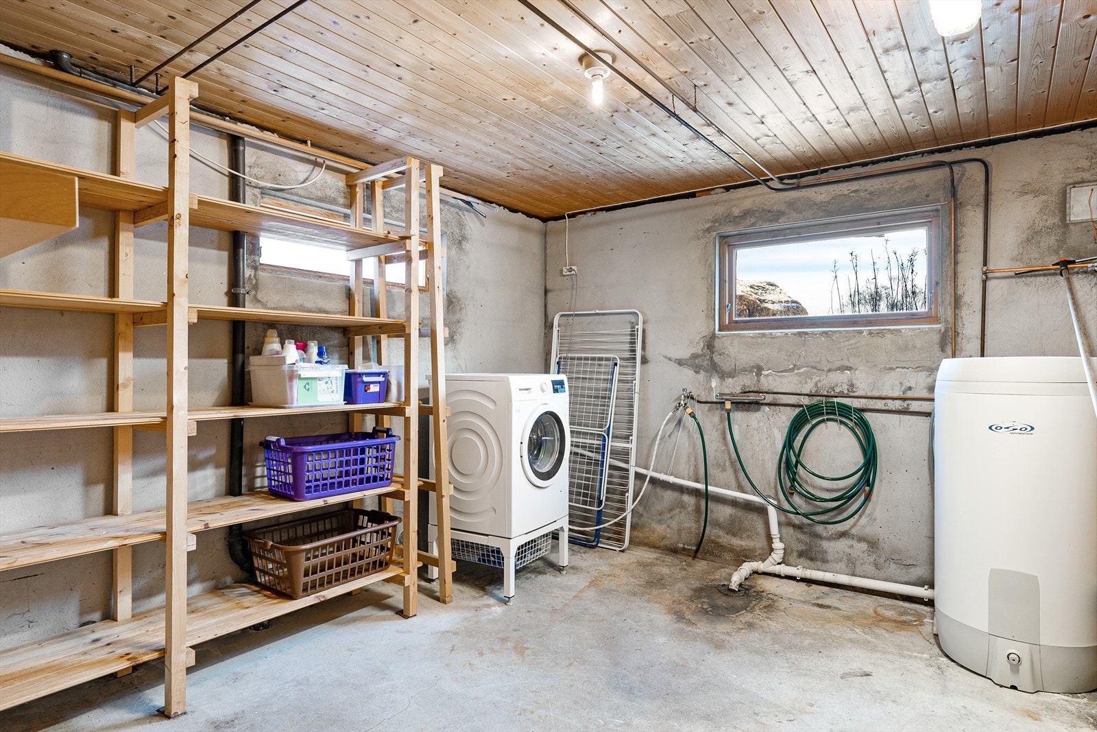 Praktisk vaskerom i kjelleren Galleribilde