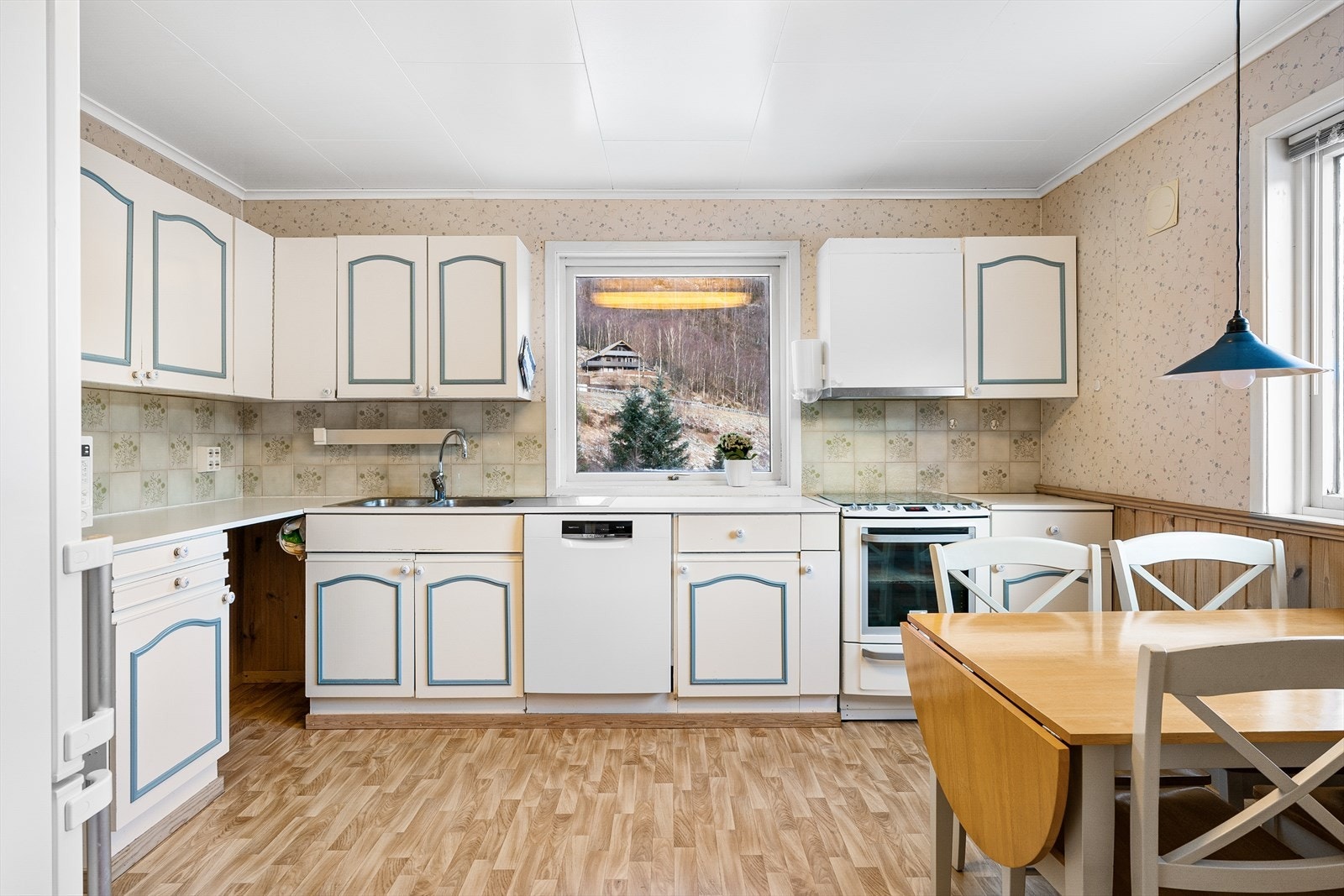 Separat kjøkken med god plass til kjøkkenbord. Galleribilde