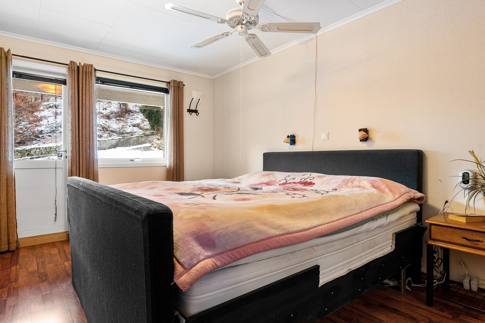 I etasjen er det videre 3 romslige soverom, hvor hovedsoverommet har utgang til hage. Galleribilde