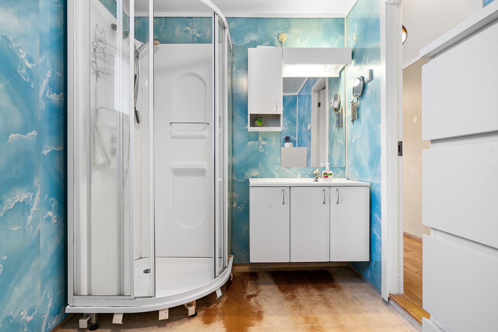 Badet i 1. etasje med vinylbelegg på gulv samt høytrykkslaminerte plater på vegger. Galleribilde