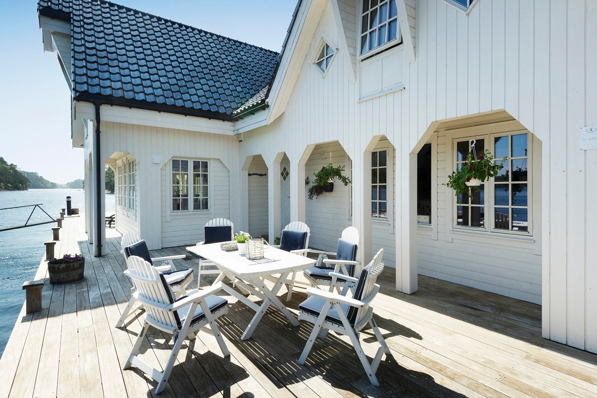Stor brygge utenfor hovedhytten Galleribilde