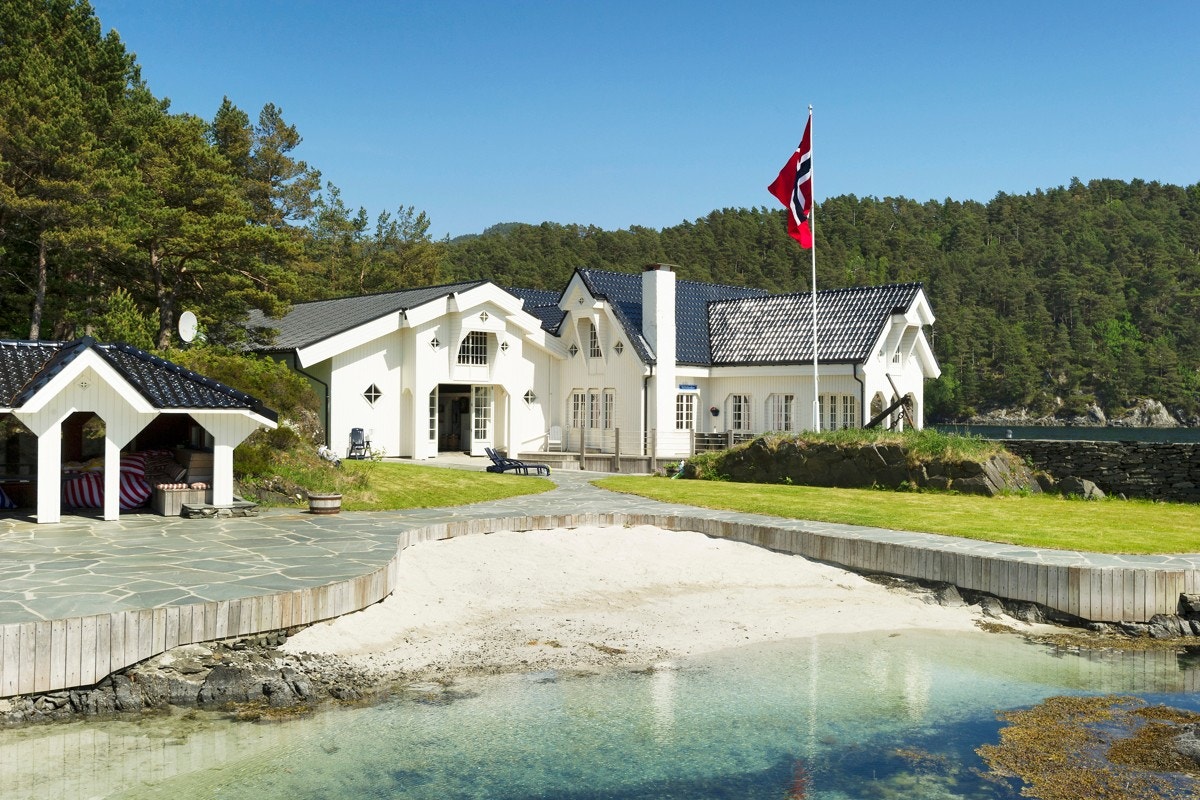 Eiendommen har en sydvendt sandstrand hvor badehuset er plassert Galleribilde