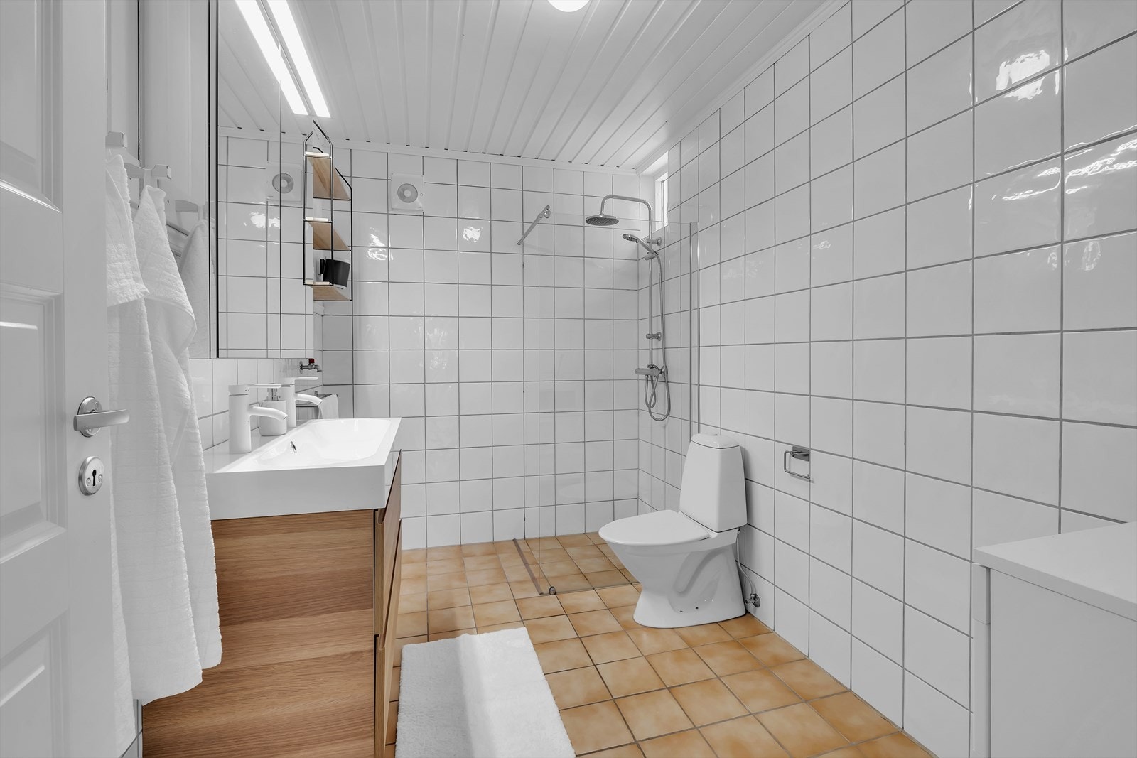 Flislagt badrom med moderne innredninger. Galleribilde