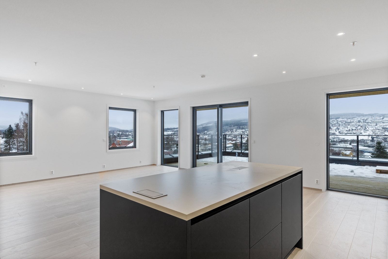 På kjøkkenøya er det nedfelt kontakt Galleribilde