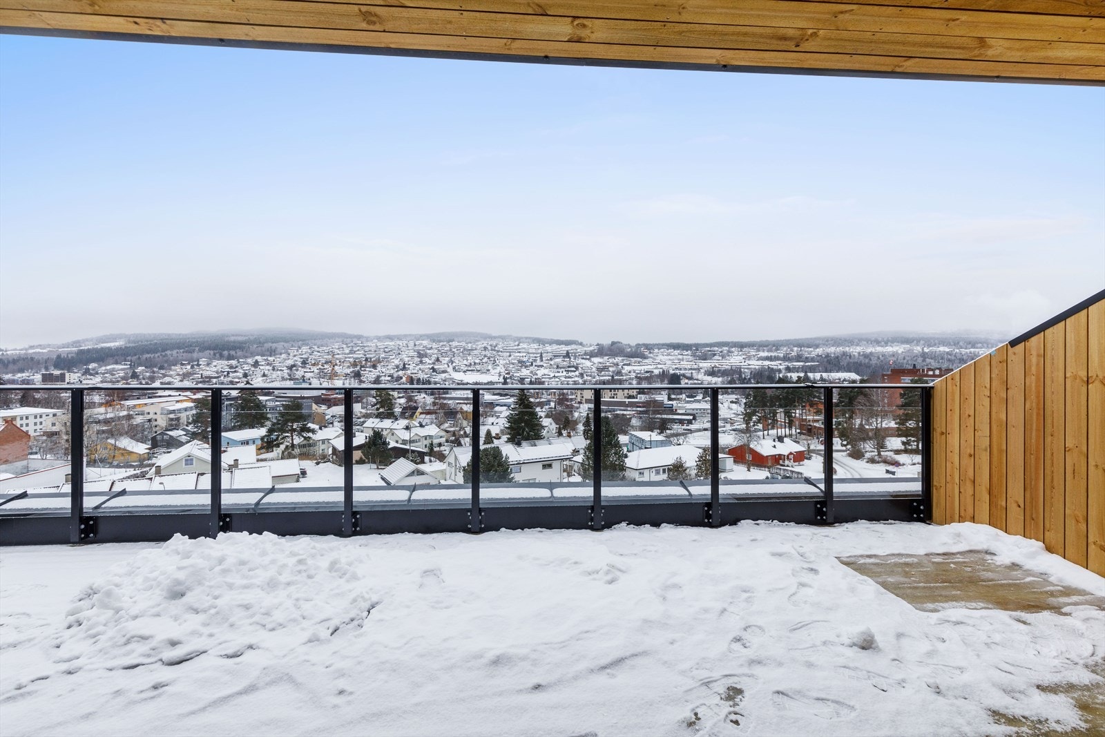 Terrassen er delvis overbygget og har en liten bod. Galleribilde