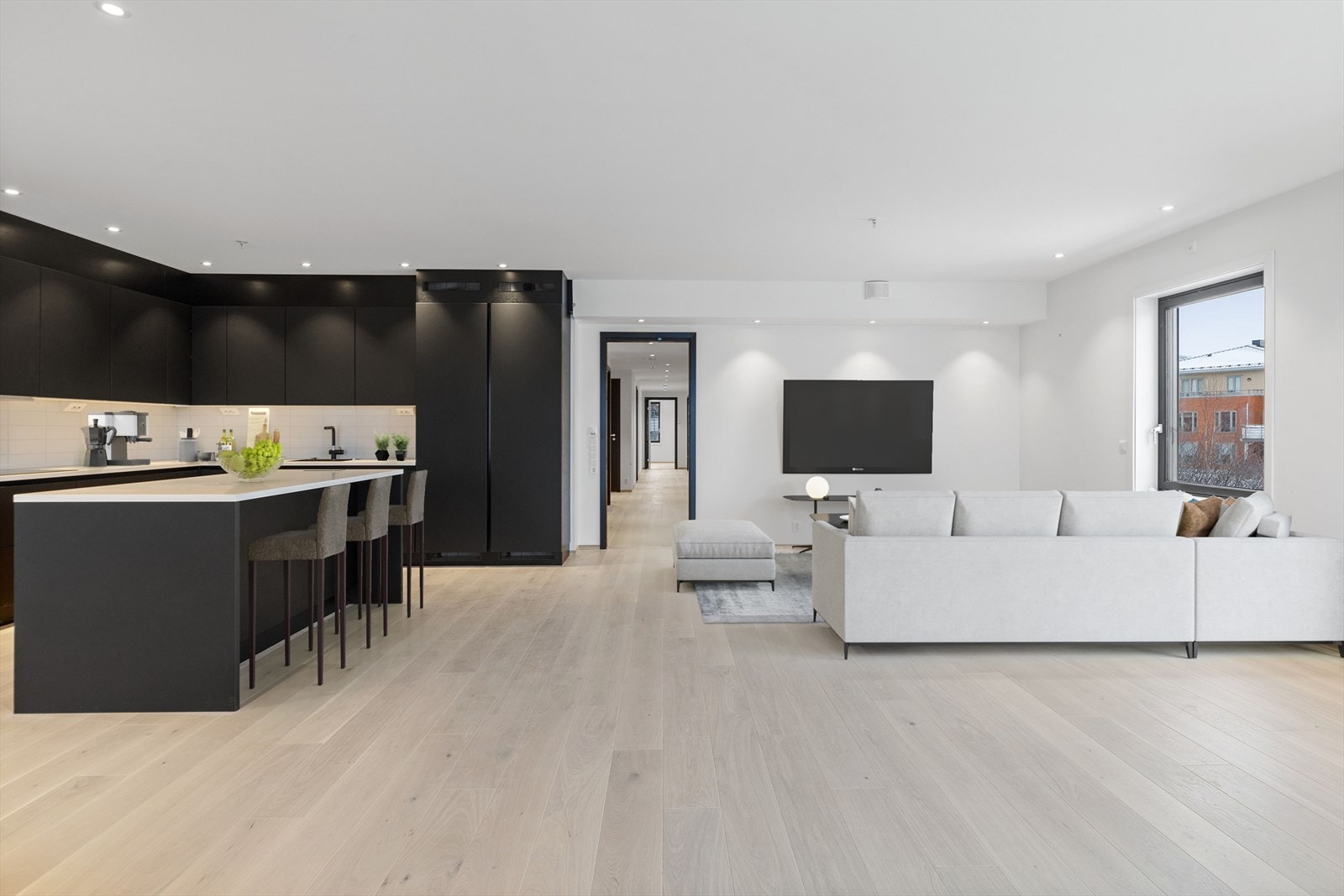 Den praktiske øya har både skapplass og spiseplass. Galleribilde