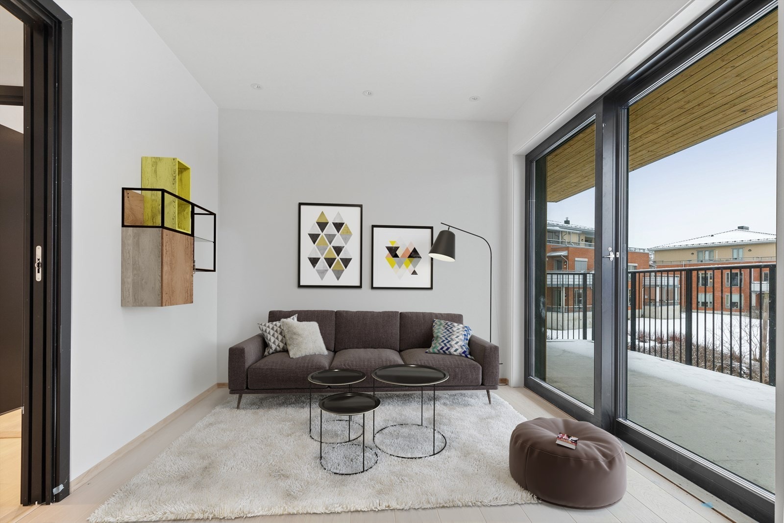 TV-stue med dobbel skyvedør og utgang til balkong. Galleribilde