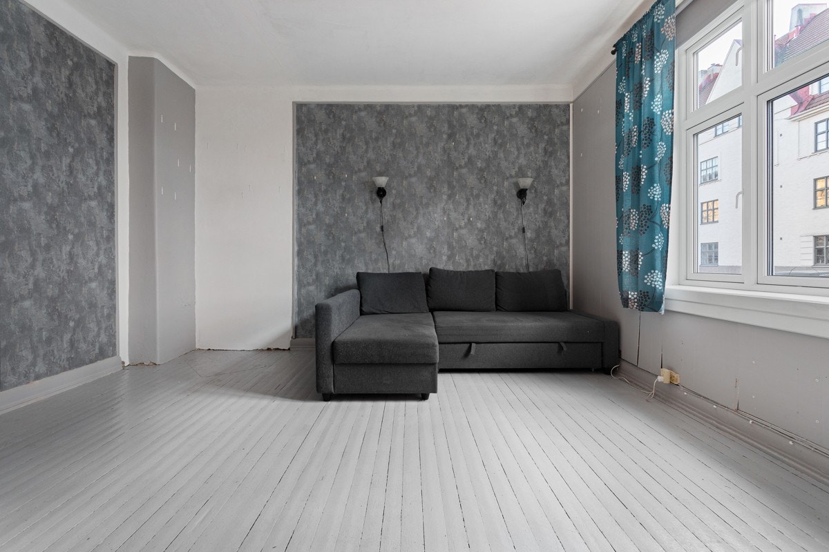 Stue med store vinduer som slipper inn godt med lys. Malt tregulv og vinduer fra 2014 Galleribilde