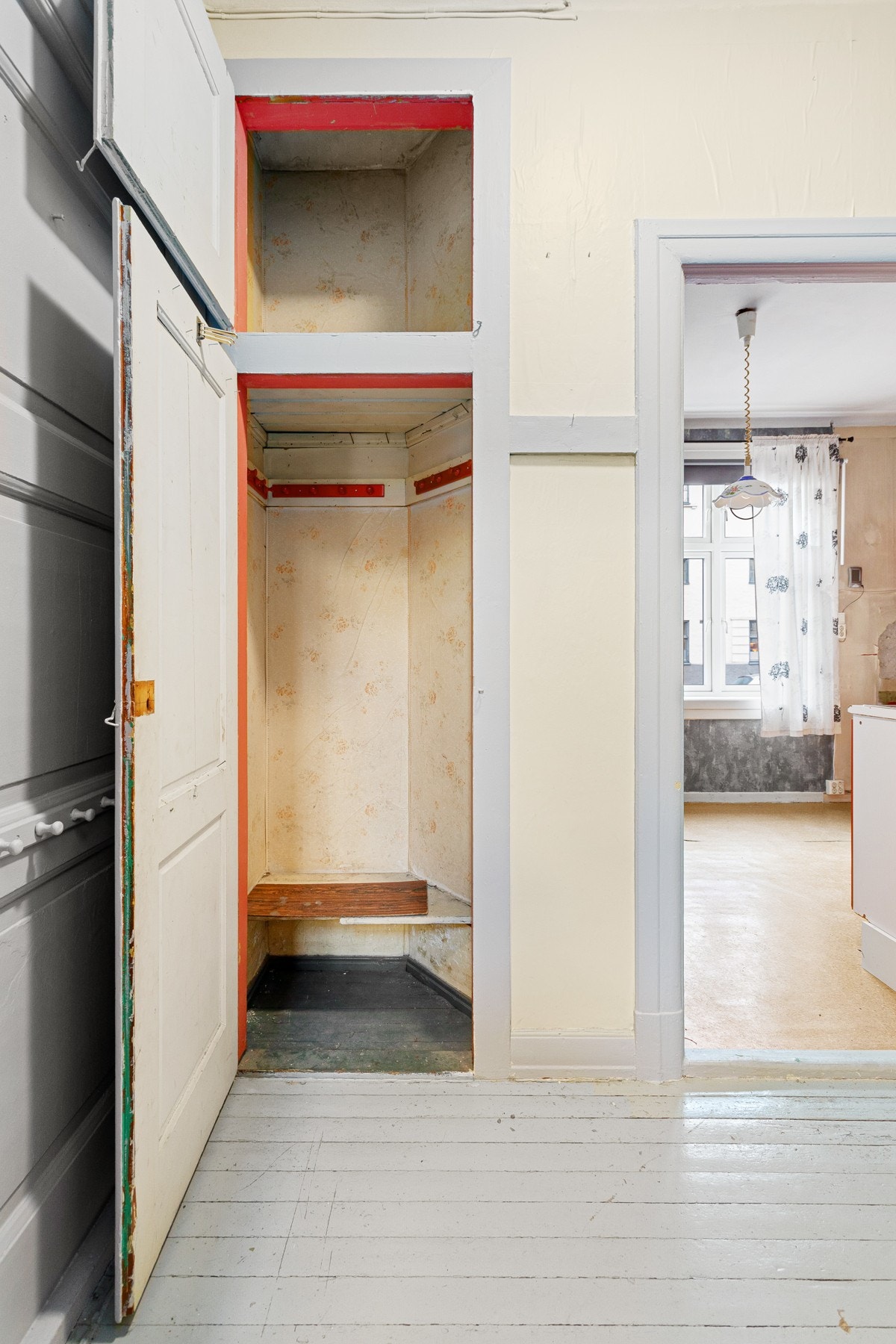 Entré med egen nisje/bod for oppbevaring Galleribilde