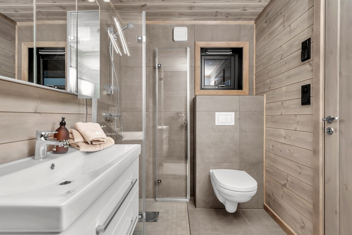 Lekkert hovedbad i 1. etasje Galleribilde