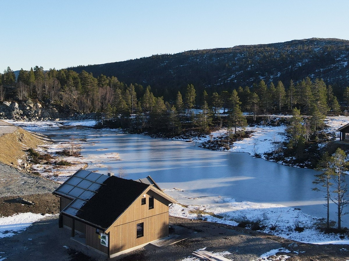 Hytta har en flott beliggenhet rett ved tjernet Galleribilde