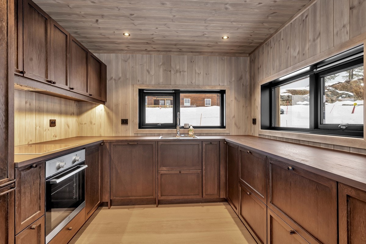 Lekkert kjøkken med integrerte hvitevarer Galleribilde