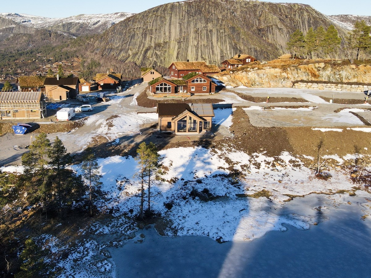 Hytta ligger i forgrunnen men majestetiske Løefjell i bakgrunnen Galleribilde