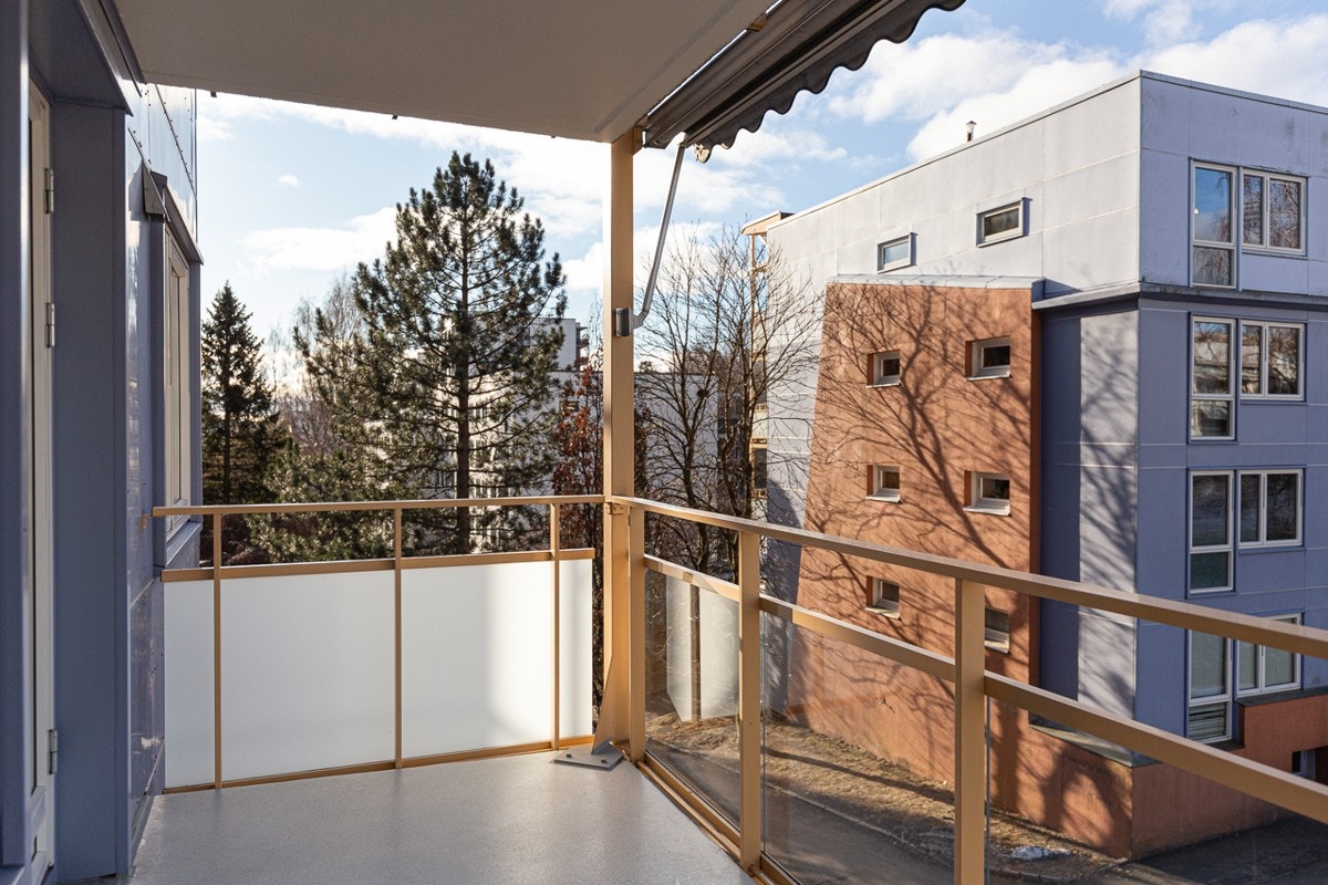 Balkongen er vendt mot nordvest og er på ca. 7 kvm. God plass til utemøblement og grill. Galleribilde