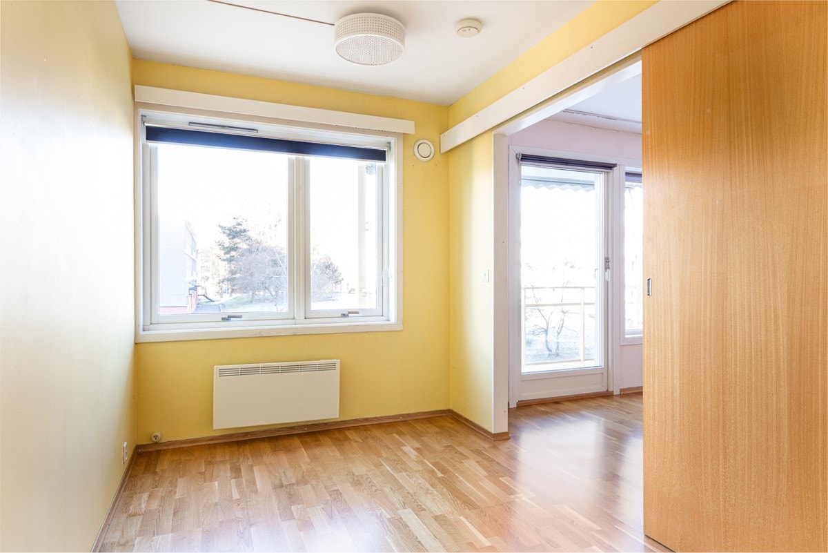 Romslig soverom med plass til dobbeltseng og garderobeløsninger. Galleribilde