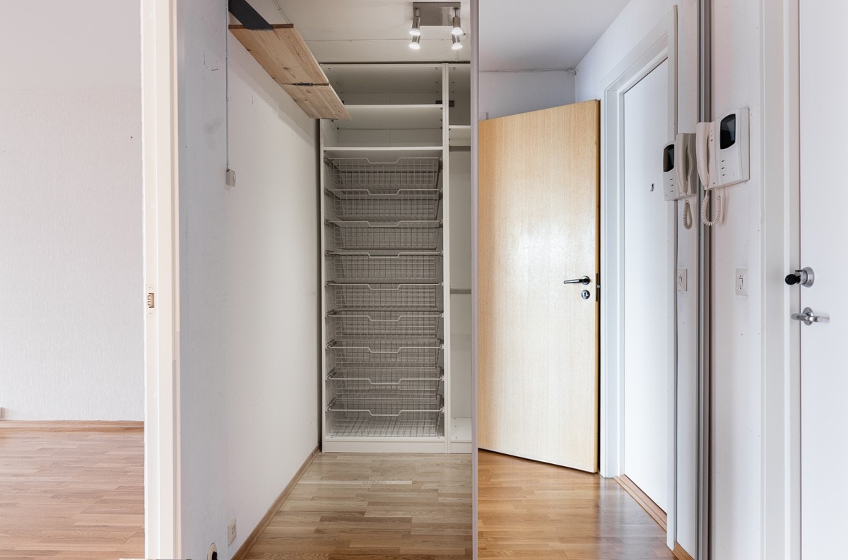 I tilknytning til entré har du omkledningsrom/walk-in closet som gir deg flere oppbevaringsmuligheter. Galleribilde