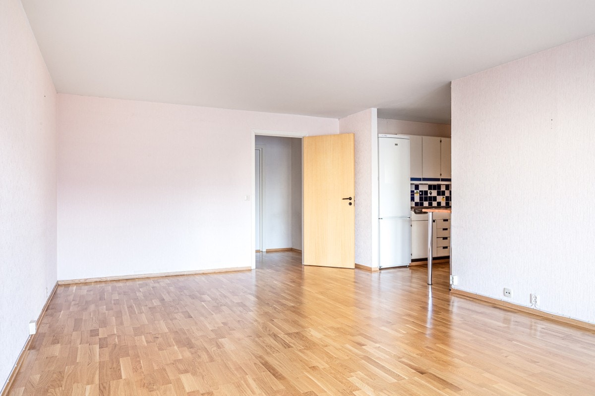 Rikelig med plass til flere møbleringssoner; tv- og sofagruppe, spisebord og eventuelt kontorhjørne. Galleribilde