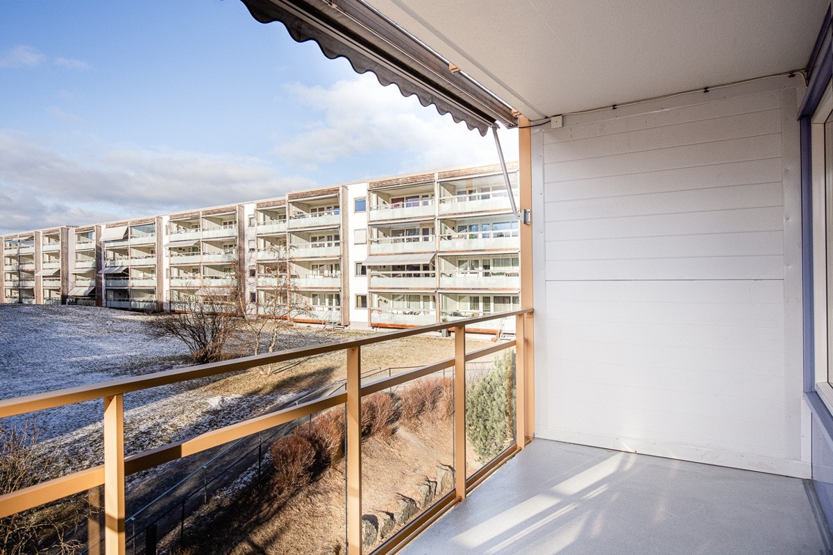 Her får du en romslig og usjenert balkong med gode solforhold og hyggelig utsyn over grøntområder. Galleribilde