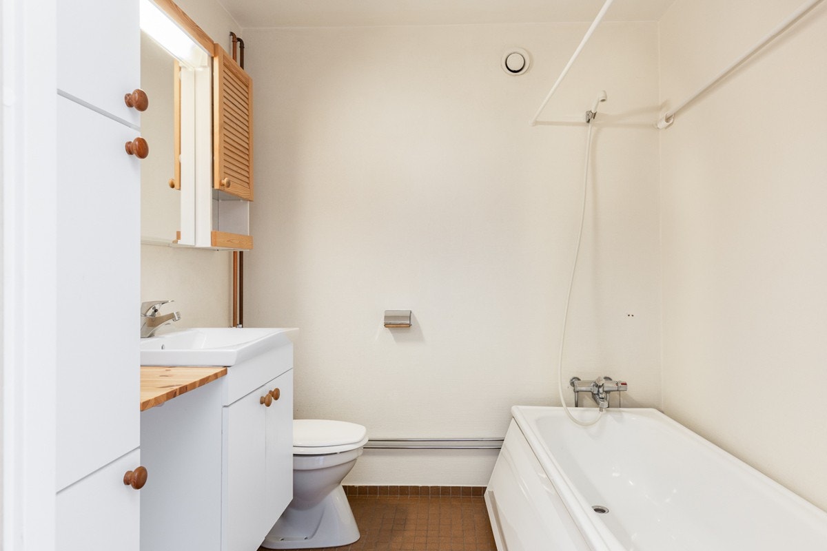 Badet har en fin størrelse, standard antatt fra byggeår. Her har du flislagt gulv, vegger med malt strie og malt himling. Galleribilde