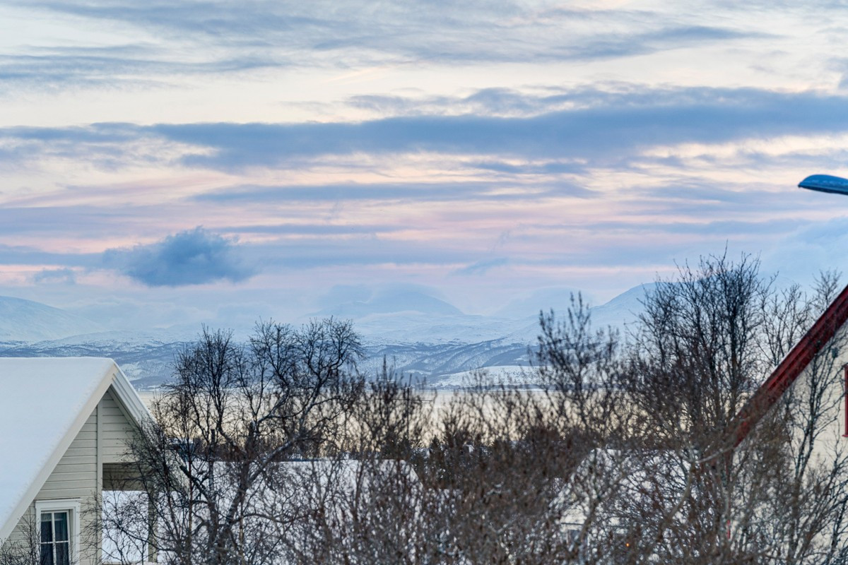 I nærheten finner du dagligvare, treningssenter, skole og barnehage!