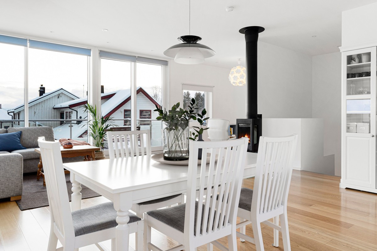 Spisebordet finner sin naturlige plass i rommet