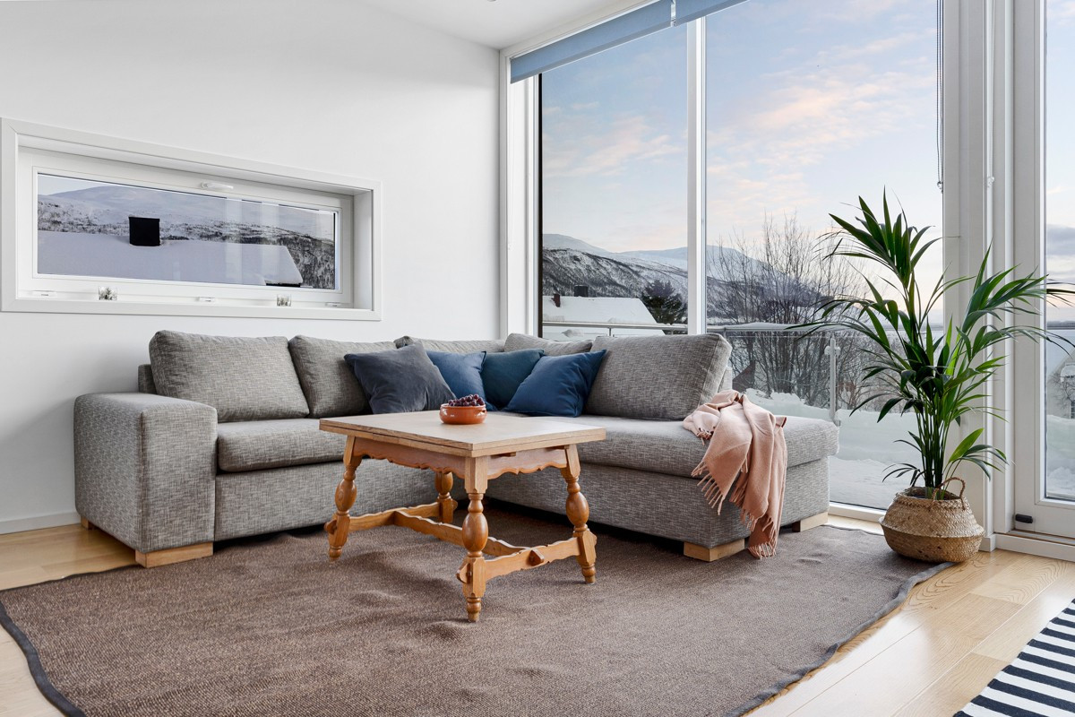 Lys og romslig stue med god plass til sofagruppe