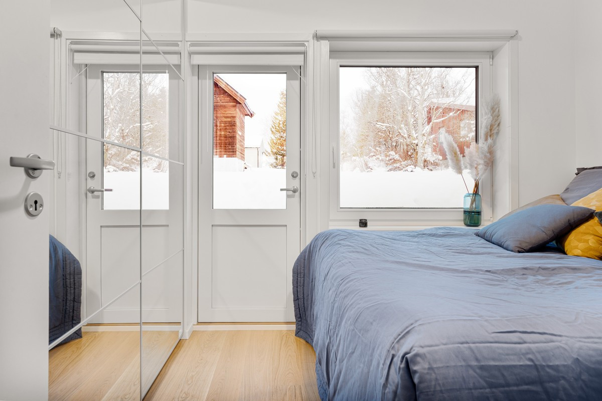 Her finner du skyvedørsgarderobe og utgang til veranda!